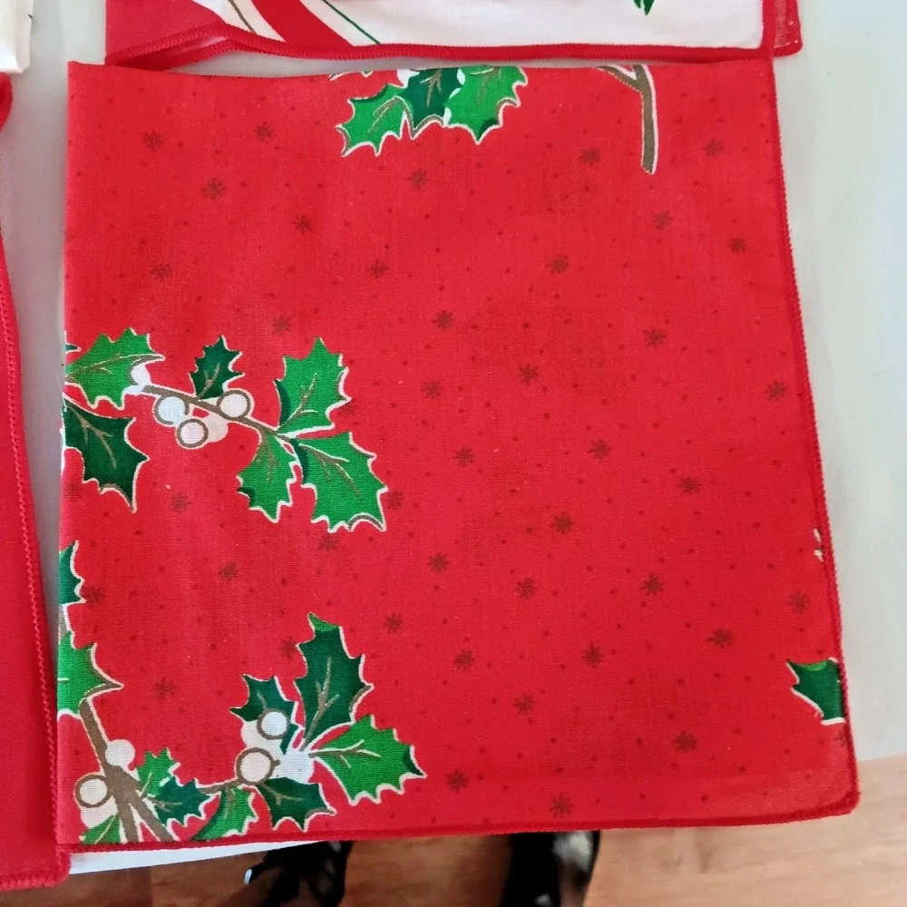 Vintage Christmas Cloth Napkins Set of 4 Holly Poinsettia Red‎ Bows